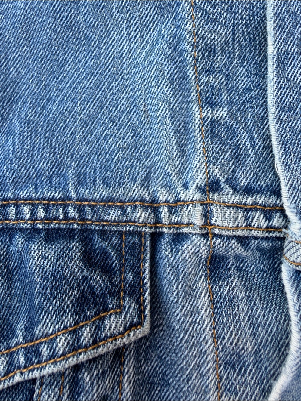 Vintage Levi's Relaxed Trucker Jacket Light Wash Thrashed Size L 2000s Denim - Picture 10 of 13